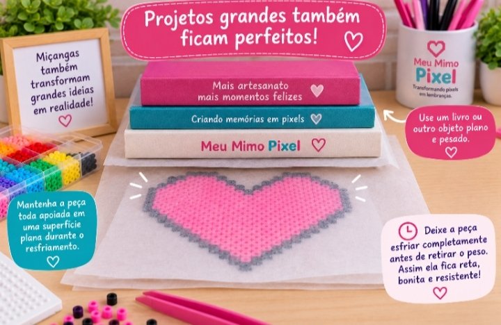 Coração grande de Perler Beads protegido com papel de fusão e livros utilizados como peso sobre uma superfície plana para garantir um resfriamento uniforme e evitar deformações. como evitar que a peça de Perler Beads fique torta