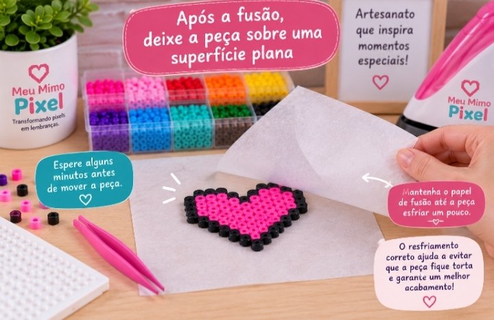 Coração de Perler Beads recém-fundido sobre uma superfície plana, protegido com papel de fusão para evitar que a peça fique torta durante o resfriamento.